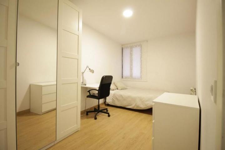 Piso en alquiler en Madrid, Centro - Cortes photo 0