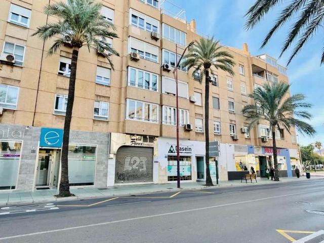 Local comercial en alquiler en Almería, Almeria photo 0