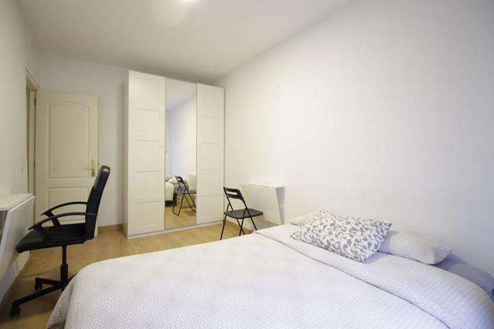 Piso en alquiler en Madrid, Centro - Cortes photo 0