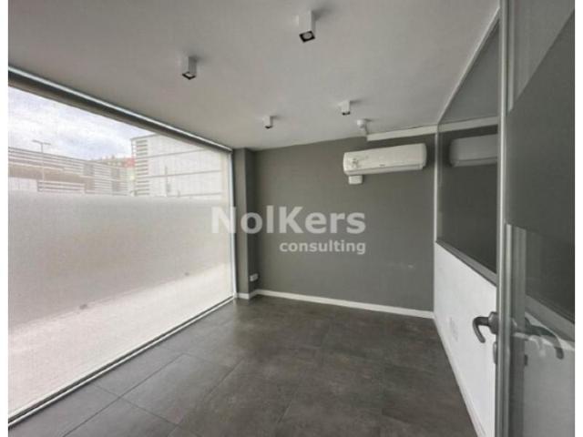 Local comercial en alquiler en Barcelona, Les Tres Torres photo 0