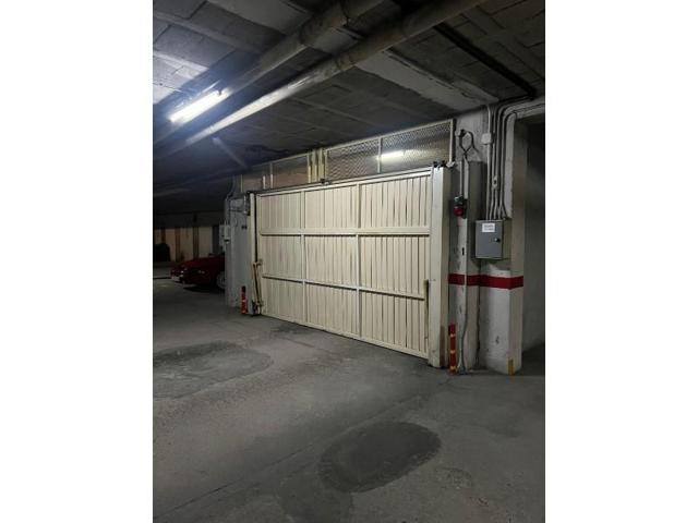 Garaje en alquiler en Vigo, Coia photo 0