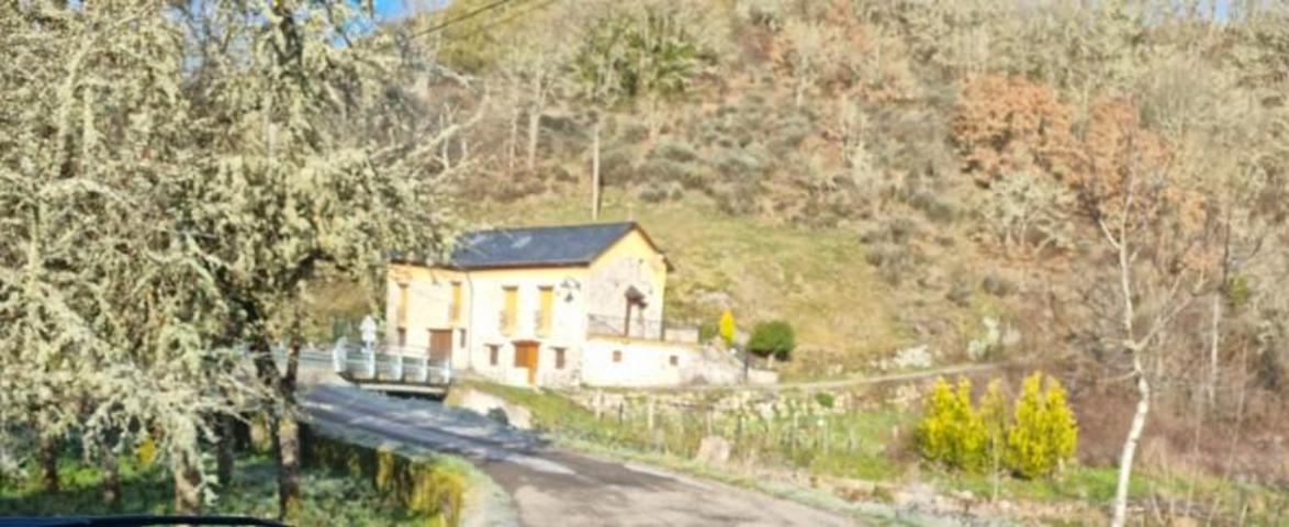 Casa en venta en Vega de Valcarce, Vega de Valcarce photo 0