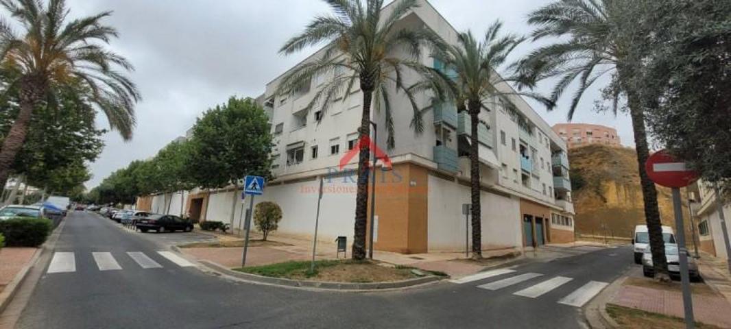 Local comercial en venta en Alcalá de Guadaira, Zacatin photo 0