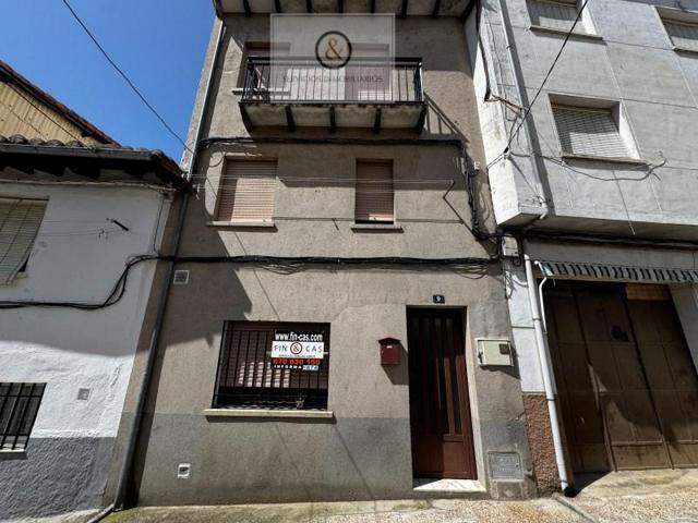 Casa en venta en Candeleda photo 0