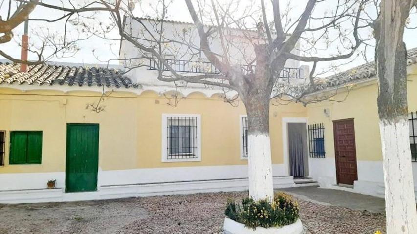 Casa con terreno en venta en Valdepeñas, Periferia photo 0