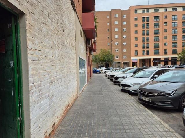 Local comercial en venta en Badajoz, Valdepasillas photo 0