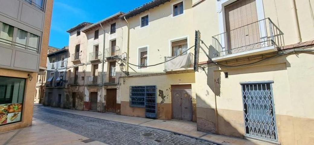 Edificio en venta en Huesca, Catedral - San Pedro photo 0