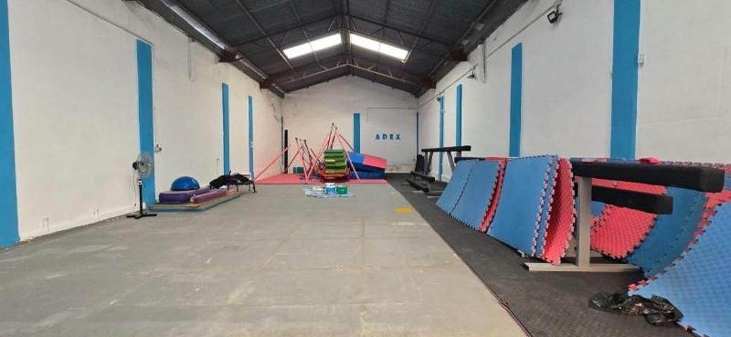 Local comercial en venta en Badajoz, Barriada de Llera photo 0