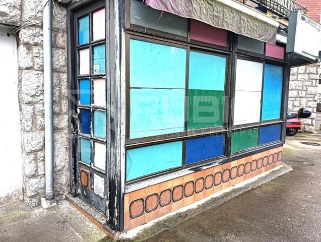 Local comercial en venta en Laredo, Centro photo 0