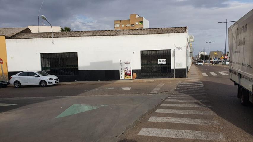 Local comercial en venta en Almendralejo, Carretera Sevilla - Plaza de Toros photo 0