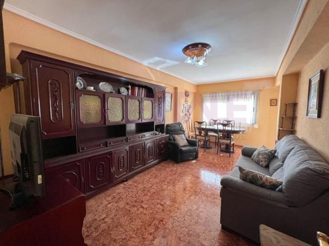 Piso en venta en Valencia, Torrefiel photo 0