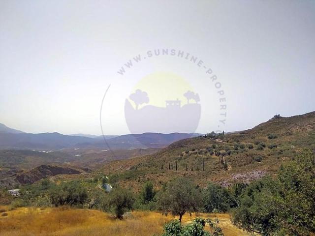 Casa con terreno en venta en Válor photo 0