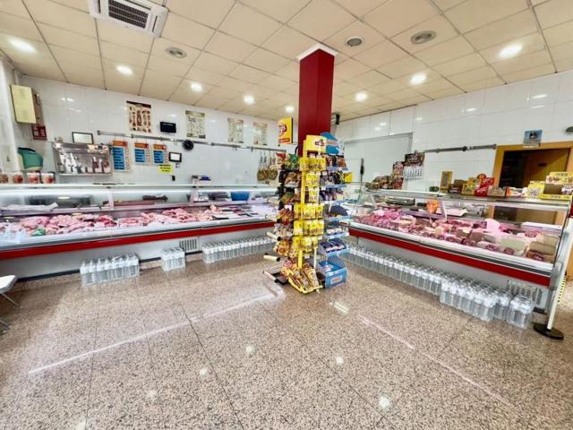 Local comercial en venta en Valdepeñas, Valdepenas photo 0