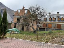 Casa con terreno en venta en Les photo 0