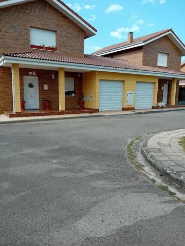 Chalet en venta en Carracedelo, Carracedelo photo 0