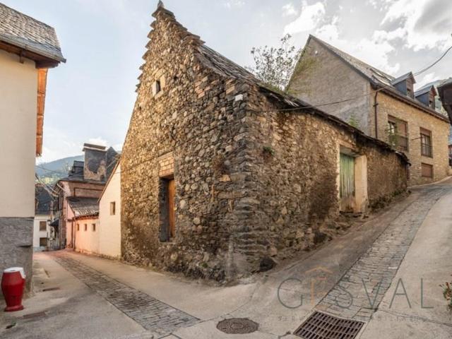 Casas de pueblo en venta en Vielha e Mijaran photo 0