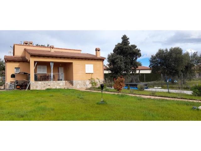 Chalet en venta en Maello photo 0