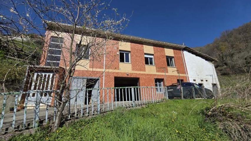 Casa en venta en Laviana, Tolivia photo 0