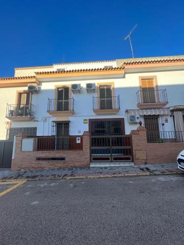 Adosada en venta en Sanlúcar la Mayor, Centro Salud photo 0