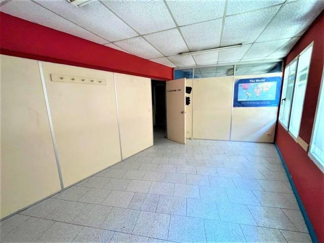 Local comercial en venta en Basauri, Basauri photo 0