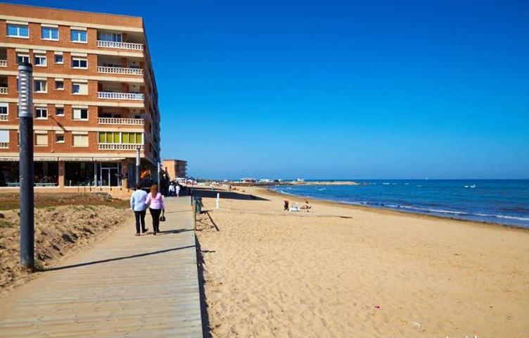 Apartamento en venta en Torrevieja, La Mata - Centro photo 0