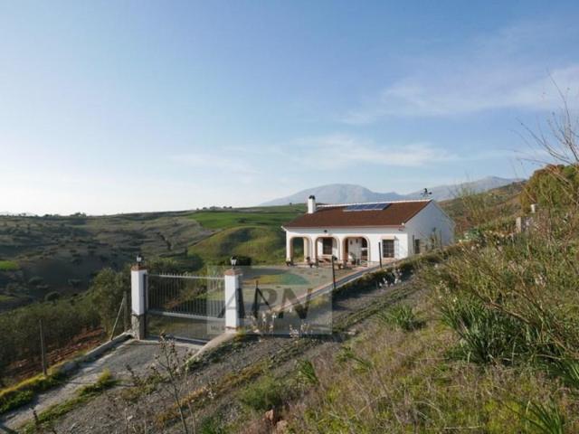 Casa con terreno en venta en Alora photo 0