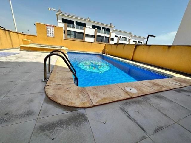 Adosada en venta en Guardamar del Segura, Carrer Carcaixent photo 0