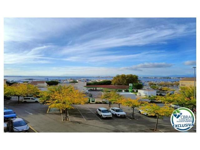 Piso en venta en Roses photo 0