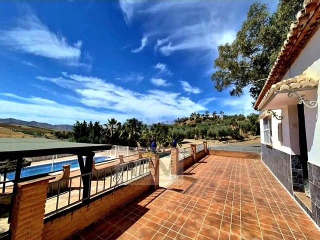 Casa con terreno en venta en Alora photo 0