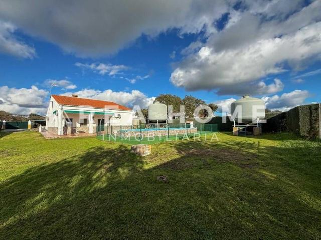 Casa con terreno en venta en Cáceres photo 0
