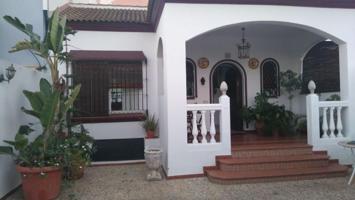 Chalet en venta en Brenes, Brenes photo 0