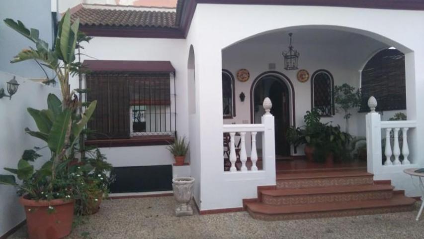 Chalet en venta en Brenes, Brenes photo 0