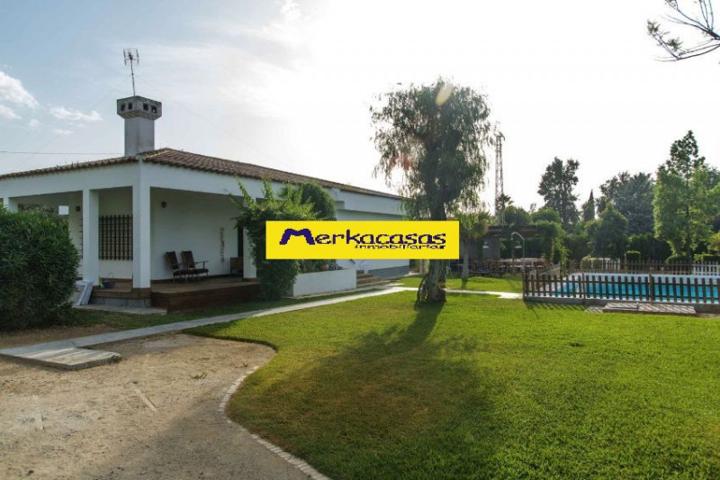 Chalet en venta en Sanlúcar la Mayor, Urbanizacion photo 0