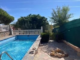 Chalet en venta en Colmenar de Oreja photo 0