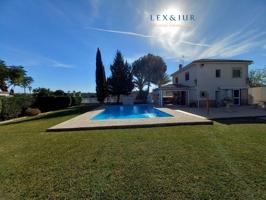 Chalet en venta en Utrera, Urbanizaciones photo 0