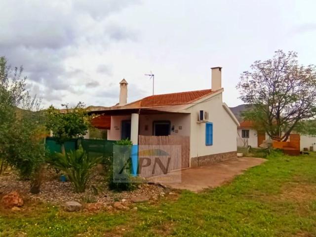 Casa con terreno en venta en Alora photo 0