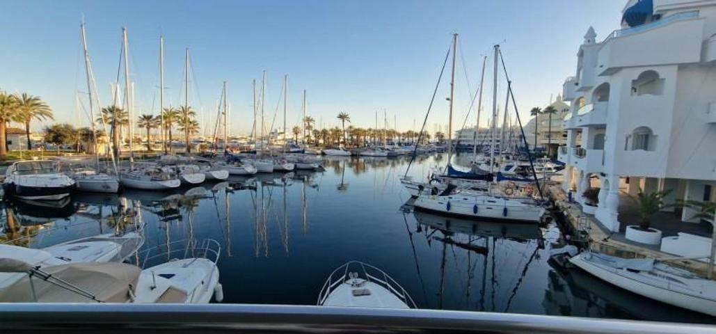 Apartamento en venta en Benalmádena, Puerto Marina photo 0