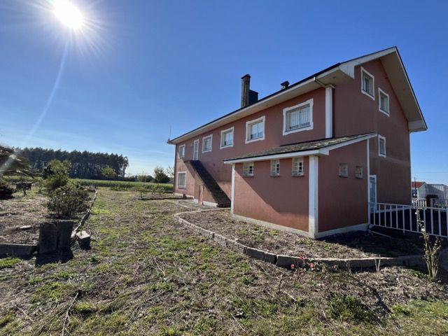 Edificio en venta en Frades, Mesia photo 0