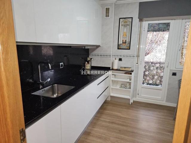 Piso en venta en Logroño, Avda. La Paz photo 0