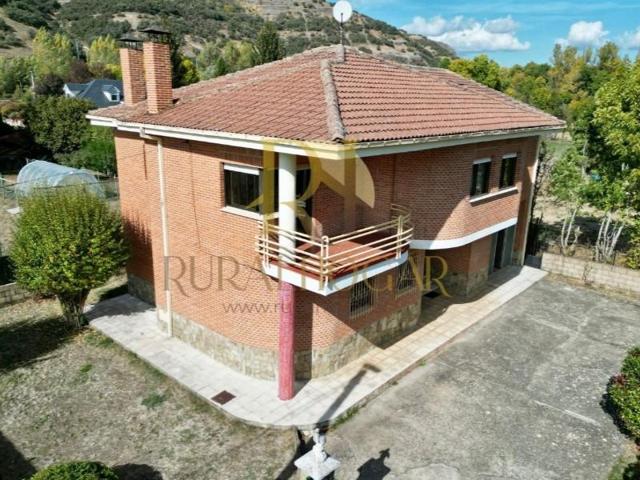 Casa en venta en Matallana de Torío photo 0