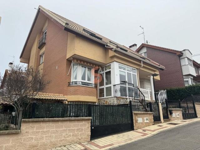 Casa en venta en Cistérniga, Cisterniga photo 0