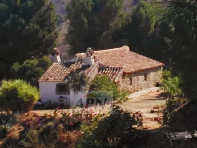 Casa con terreno en venta en Alora photo 0