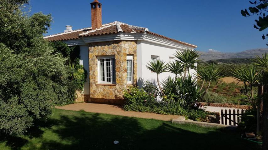 Casa con terreno en venta en Loja, Urbanizaciones photo 0