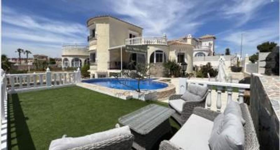 Chalet en venta en Orihuela Costa, Villamartin photo 0