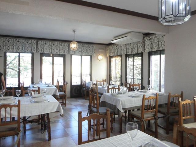 Local comercial en venta en Quesada, Pueblo - Proximo a colegios photo 0