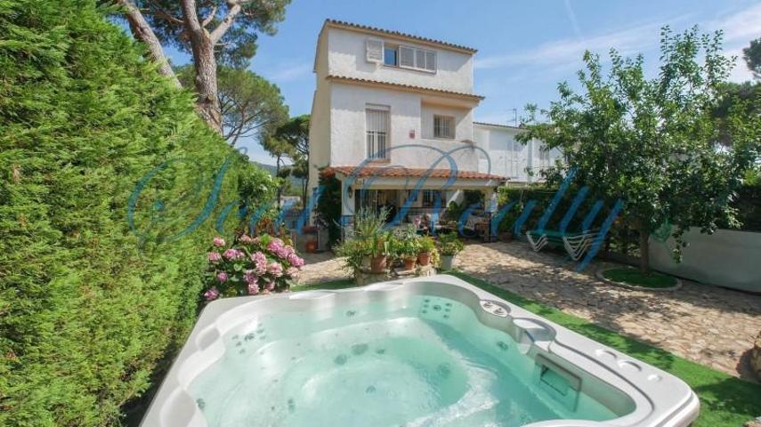 Casa en venta en Castell-Platja d'Aro, Castell-Platja d'Aro photo 0