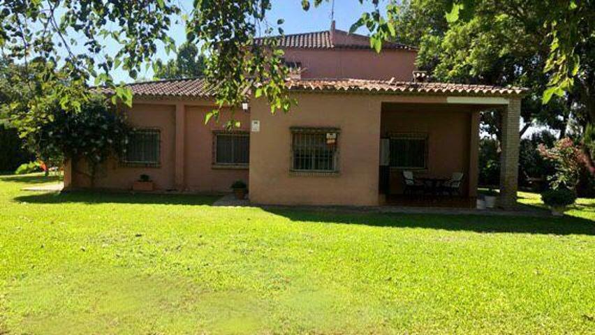 Chalet en venta en Utrera, Utrera photo 0