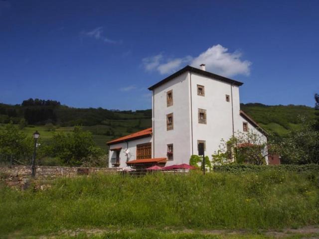 Edificio en venta en Tineo, Tineo photo 0