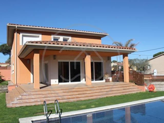 Casa en venta en Llagostera photo 0