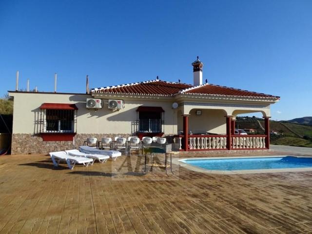 Casa con terreno en venta en Alora photo 0